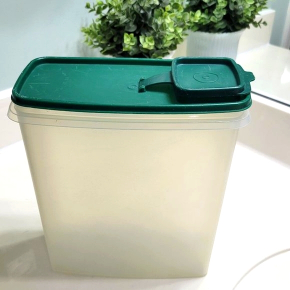 Tupperware Other - cereal keepr